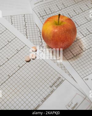 ECG- EKG, pilules, une pomme. Banque D'Images