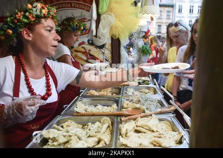 Des milliers de touristes, de gens du coin et d'amateurs de « Pierogi » ont participé au festival annuel de Pierogi (boulettes) 15th, où des restaurateurs locaux ont participé de 11 août à 15th pour le titre de « le meilleur Pierogi 2017 » à Cracovie, en Pologne, sur 15 août 2017. (Photo par Artur Widak/NurPhoto) Banque D'Images