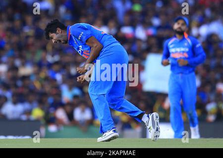 Le cricketer indien JasEsprit Bumrah célèbre après avoir pris un cricket lors du match international de cricket d'une journée 1st entre le Sri Lanka et l'Inde au stade de cricket international de Dambulla situé dans la province centrale et le premier et unique terrain de cricket international dans la zone sèche du Sri Lanka le dimanche 20 Août 2017. (Photo de Thharaka Basnayaka/NurPhoto) Banque D'Images