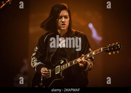 Romy Madley Croft du groupe indépendant anglais The XX en direct au Lowlands Festival 2017 Biddinghuizen, pays-Bas (photo de Roberto Finizio/NurPhoto) Banque D'Images