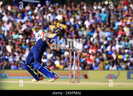 Niroshan Dickwella, cricketer sri-lankais, évite un ballon de banneur lors du match international de cricket d'une journée 1st entre le Sri Lanka et l'Inde au stade de cricket international de Dambulla situé dans la province centrale et le premier et unique terrain de cricket international dans la zone sèche du Sri Lanka le dimanche 20 Août 2017. (Photo de Thharaka Basnayaka/NurPhoto) Banque D'Images