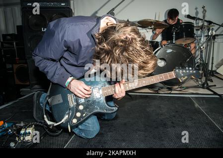 Le groupe de rock indépendant britannique False Heads se présente sur scène à Lost River Elephants, à Londres, sur 19 août 2017. La composition se compose de Luke Griffith (voix, guitare), Jake Elliott (basse) et Barney Nash (batterie). (Photo par Alberto Pezzali/NurPhoto) Banque D'Images