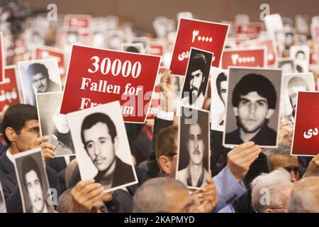 La Conférence sur l'anniversaire du massacre de 30 000 prisonniers politiques en Iran le 1988 a eu lieu à Tirana, en Albanie, le samedi ,19 2017 août. De nombreux membres des Mojahedin du peuple d’Iran (PMOI/MEK) en Albanie ont également participé à cette conférence et ont affiché les photos des victimes de la mort. (Photo de Siavosh Hosseini/NurPhoto) Banque D'Images