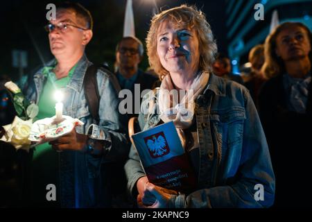 Un mois après le veto du président polonais. Près d'une centaine de personnes se sont rassemblées devant le tribunal de district de Cracovie sur 21 août 2017, à Cracovie, en Pologne, pour une autre veillée aux chandelles anti-gouvernement en rapport avec les réformes judiciaires. (Photo par Artur Widak/NurPhoto) Banque D'Images