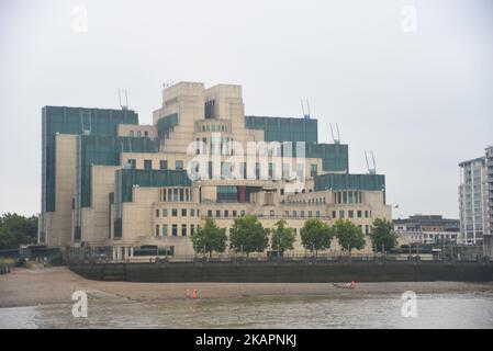 Le Secret Intelligence Service, également connu sous le nom de MI6 bâtiment de siège est photographié à Londres, Royaume-Uni sur 23 août 2017. Le Service du renseignement secret (SIS), communément appelé MI6 (renseignement militaire, section 6), est l'agence de renseignement étrangère du gouvernement du Royaume-Uni. (Photo par Alberto Pezzali/NurPhoto) Banque D'Images