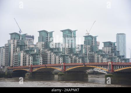 Le Secret Intelligence Service, également connu sous le nom de MI6 bâtiment de siège est photographié à Londres, Royaume-Uni sur 23 août 2017. Le Service du renseignement secret (SIS), communément appelé MI6 (renseignement militaire, section 6), est l'agence de renseignement étrangère du gouvernement du Royaume-Uni. (Photo par Alberto Pezzali/NurPhoto) Banque D'Images