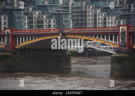 Le Secret Intelligence Service, également connu sous le nom de MI6 bâtiment de siège est photographié à Londres, Royaume-Uni sur 23 août 2017. Le Service du renseignement secret (SIS), communément appelé MI6 (renseignement militaire, section 6), est l'agence de renseignement étrangère du gouvernement du Royaume-Uni. (Photo par Alberto Pezzali/NurPhoto) Banque D'Images