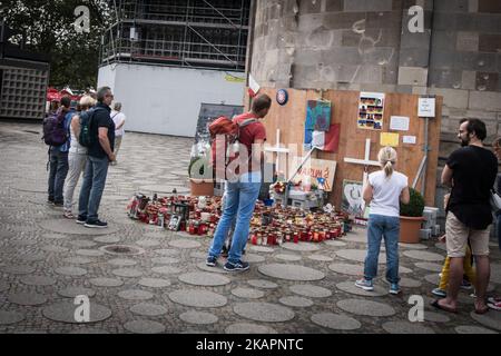 Des gens à Berlin, en Allemagne, sur 18 août 2017 lors d'un mémorial à l'attaque terrestre de 19 décembre, à Breitscheidplatz à Berlin, en Allemagne . Sur 19 décembre 2016 Anis Amri , un radical tunisien , a conduit un camion lourd dans un marché de Noël bondé à breitscheidplatz, tuant 12 personnes et en blessant 50. (Photo par Andrea Ronchini/NurPhoto) Banque D'Images