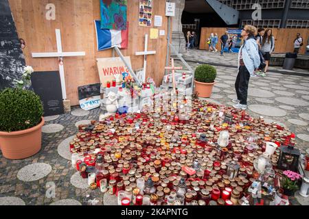 Des gens à Berlin, en Allemagne, sur 18 août 2017 lors d'un mémorial à l'attaque terrestre de 19 décembre, à Breitscheidplatz à Berlin, en Allemagne . Sur 19 décembre 2016 Anis Amri , un radical tunisien , a conduit un camion lourd dans un marché de Noël bondé à breitscheidplatz, tuant 12 personnes et en blessant 50. (Photo par Andrea Ronchini/NurPhoto) Banque D'Images