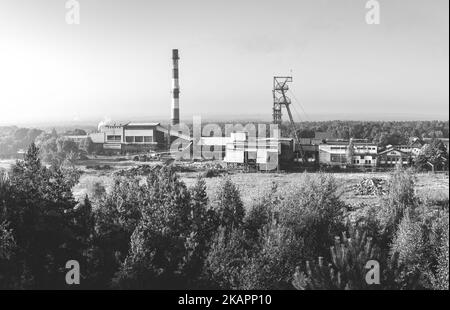 Magnifique, noir et blanc, vue sur l'extraction du charbon « Boze Dary » à Katowice, Silésie, Pologne, vue depuis le tas minier au lever du soleil. Nature versus industrie. A m Banque D'Images