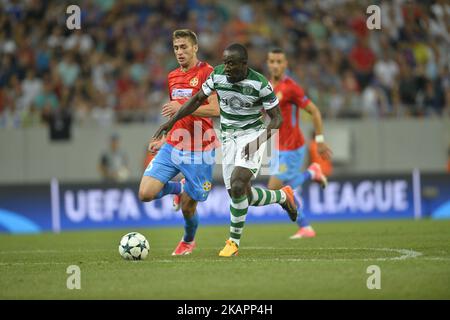 Ionut Larie, Steaua vs Seydou Doumbia de Sporting pendant le match de football de la Ligue des champions de l'UEFA de 2nd jambes entre le FC Steaua Bucarest et Sporting Lisbonne au Stade National Arena, à Bucarest, Roumanie sur 23 août 2017. (Photo par Alex Nicodim/NurPhoto) Banque D'Images