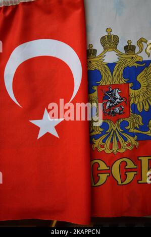 Dans cette illustration, un drapeau national russe et turc peuvent être vus ensemble à Ankara, en Turquie, sur 24 août 2017. (Photo par Altan Gocher/NurPhoto) Banque D'Images