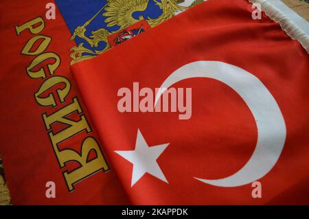 Dans cette illustration, un drapeau national russe et turc peuvent être vus ensemble à Ankara, en Turquie, sur 24 août 2017. (Photo par Altan Gocher/NurPhoto) Banque D'Images