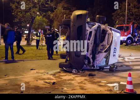 Un camion est vu après un accident avec une voiture de police, qui fait partie du cortège transportant la délégation du Secrétaire général de l'OTAN Jens Stoltenberg, à Varsovie, en Pologne, le 24 août 2017 (photo de Mateusz Wlodarczyk/NurPhoto) Banque D'Images