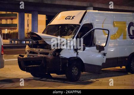 Un camion est vu après un accident avec une voiture de police, qui fait partie du cortège transportant la délégation du Secrétaire général de l'OTAN Jens Stoltenberg, à Varsovie, en Pologne, le 24 août 2017 (photo de Mateusz Wlodarczyk/NurPhoto) Banque D'Images