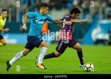 Leandro Paredes (L) du FC Zenit Saint-Pétersbourg et Yassin Ayoub du FC Utrecht vie pour le ballon lors du match de deuxième jambe de l'UEFA Europa League entre le FC Zenit Saint-Pétersbourg et le FC Utrecht au stade Saint-Pétersbourg de 24 août 2017 à Saint-Pétersbourg, en Russie. (Photo de Mike Kireev/NurPhoto) Banque D'Images