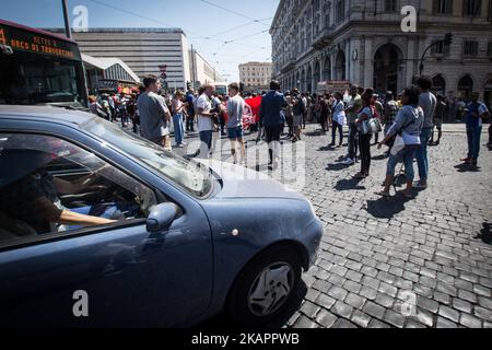 La police a expulsé les réfugiés qui campaient dans les jardins de la Piazza Indipendenza après leur expulsion d'un bâtiment occupé de la Piazza Indipendenza, sur 24 août 2017, à Rome, en Italie. A partir de samedi, environ 200 000 immigrants, tous avec un permis de séjour régulier et le statut de réfugié et Prevenienti d'Erythrée et d'Ethiopie, ont campé dans la rue en attendant de comprendre ce qui sera leur destin. Il reste environ une centaine, y compris les familles vulnérables. Le Haut Commissaire des Nations Unies pour les réfugiés (HCR) exprime "une préoccupation particulière quant à l'absence de solutions de rechange pour la plupart des personnes disparues". Banque D'Images