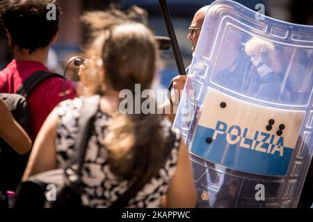 La police a expulsé les réfugiés qui campaient dans les jardins de la Piazza Indipendenza après leur expulsion d'un bâtiment occupé de la Piazza Indipendenza, sur 24 août 2017, à Rome, en Italie. A partir de samedi, environ 200 000 immigrants, tous avec un permis de séjour régulier et le statut de réfugié et Prevenienti d'Erythrée et d'Ethiopie, ont campé dans la rue en attendant de comprendre ce qui sera leur destin. Il reste environ une centaine, y compris les familles vulnérables. Le Haut Commissaire des Nations Unies pour les réfugiés (HCR) exprime "une préoccupation particulière quant à l'absence de solutions de rechange pour la plupart des personnes disparues". Banque D'Images