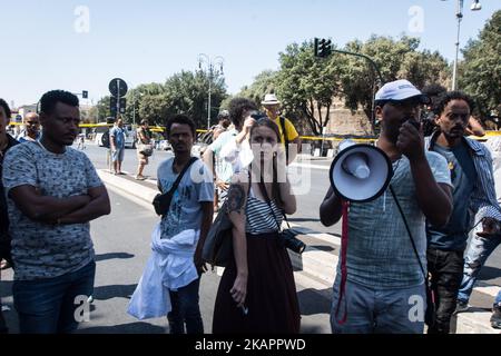 La police a expulsé les réfugiés qui campaient dans les jardins de la Piazza Indipendenza après leur expulsion d'un bâtiment occupé de la Piazza Indipendenza, sur 24 août 2017, à Rome, en Italie. A partir de samedi, environ 200 000 immigrants, tous avec un permis de séjour régulier et le statut de réfugié et Prevenienti d'Erythrée et d'Ethiopie, ont campé dans la rue en attendant de comprendre ce qui sera leur destin. Il reste environ une centaine, y compris les familles vulnérables. Le Haut Commissaire des Nations Unies pour les réfugiés (HCR) exprime "une préoccupation particulière quant à l'absence de solutions de rechange pour la plupart des personnes disparues". Banque D'Images