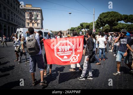 La police a expulsé les réfugiés qui campaient dans les jardins de la Piazza Indipendenza après leur expulsion d'un bâtiment occupé de la Piazza Indipendenza, sur 24 août 2017, à Rome, en Italie. A partir de samedi, environ 200 000 immigrants, tous avec un permis de séjour régulier et le statut de réfugié et Prevenienti d'Erythrée et d'Ethiopie, ont campé dans la rue en attendant de comprendre ce qui sera leur destin. Il reste environ une centaine, y compris les familles vulnérables. Le Haut Commissaire des Nations Unies pour les réfugiés (HCR) exprime "une préoccupation particulière quant à l'absence de solutions de rechange pour la plupart des personnes disparues". Banque D'Images