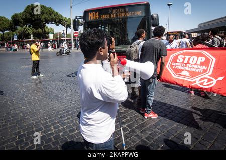 La police a expulsé les réfugiés qui campaient dans les jardins de la Piazza Indipendenza après leur expulsion d'un bâtiment occupé de la Piazza Indipendenza, sur 24 août 2017, à Rome, en Italie. A partir de samedi, environ 200 000 immigrants, tous avec un permis de séjour régulier et le statut de réfugié et Prevenienti d'Erythrée et d'Ethiopie, ont campé dans la rue en attendant de comprendre ce qui sera leur destin. Il reste environ une centaine, y compris les familles vulnérables. Le Haut Commissaire des Nations Unies pour les réfugiés (HCR) exprime "une préoccupation particulière quant à l'absence de solutions de rechange pour la plupart des personnes disparues". Banque D'Images