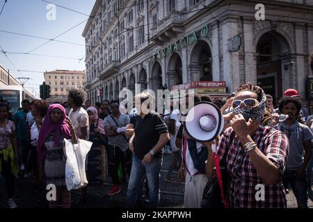 La police a expulsé les réfugiés qui campaient dans les jardins de la Piazza Indipendenza après leur expulsion d'un bâtiment occupé de la Piazza Indipendenza, sur 24 août 2017, à Rome, en Italie. A partir de samedi, environ 200 000 immigrants, tous avec un permis de séjour régulier et le statut de réfugié et Prevenienti d'Erythrée et d'Ethiopie, ont campé dans la rue en attendant de comprendre ce qui sera leur destin. Il reste environ une centaine, y compris les familles vulnérables. Le Haut Commissaire des Nations Unies pour les réfugiés (HCR) exprime "une préoccupation particulière quant à l'absence de solutions de rechange pour la plupart des personnes disparues". Banque D'Images