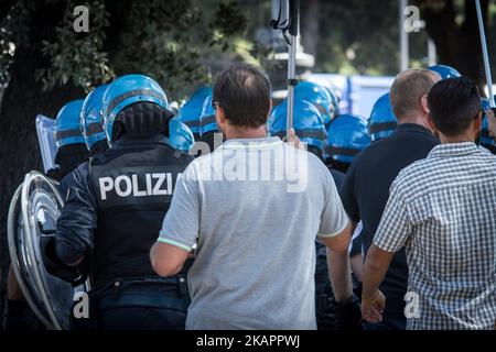 La police a expulsé les réfugiés qui campaient dans les jardins de la Piazza Indipendenza après leur expulsion d'un bâtiment occupé de la Piazza Indipendenza, sur 24 août 2017, à Rome, en Italie. A partir de samedi, environ 200 000 immigrants, tous avec un permis de séjour régulier et le statut de réfugié et Prevenienti d'Erythrée et d'Ethiopie, ont campé dans la rue en attendant de comprendre ce qui sera leur destin. Il reste environ une centaine, y compris les familles vulnérables. Le Haut Commissaire des Nations Unies pour les réfugiés (HCR) exprime "une préoccupation particulière quant à l'absence de solutions de rechange pour la plupart des personnes disparues". Banque D'Images