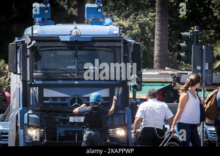 La police a expulsé les réfugiés qui campaient dans les jardins de la Piazza Indipendenza après leur expulsion d'un bâtiment occupé de la Piazza Indipendenza, sur 24 août 2017, à Rome, en Italie. A partir de samedi, environ 200 000 immigrants, tous avec un permis de séjour régulier et le statut de réfugié et Prevenienti d'Erythrée et d'Ethiopie, ont campé dans la rue en attendant de comprendre ce qui sera leur destin. Il reste environ une centaine, y compris les familles vulnérables. Le Haut Commissaire des Nations Unies pour les réfugiés (HCR) exprime "une préoccupation particulière quant à l'absence de solutions de rechange pour la plupart des personnes disparues". Banque D'Images