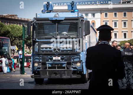 La police a expulsé les réfugiés qui campaient dans les jardins de la Piazza Indipendenza après leur expulsion d'un bâtiment occupé de la Piazza Indipendenza, sur 24 août 2017, à Rome, en Italie. A partir de samedi, environ 200 000 immigrants, tous avec un permis de séjour régulier et le statut de réfugié et Prevenienti d'Erythrée et d'Ethiopie, ont campé dans la rue en attendant de comprendre ce qui sera leur destin. Il reste environ une centaine, y compris les familles vulnérables. Le Haut Commissaire des Nations Unies pour les réfugiés (HCR) exprime "une préoccupation particulière quant à l'absence de solutions de rechange pour la plupart des personnes disparues". Banque D'Images