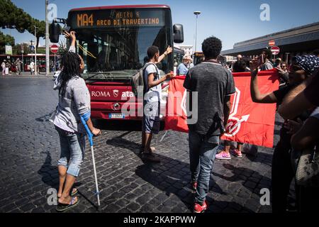 La police a expulsé les réfugiés qui campaient dans les jardins de la Piazza Indipendenza après leur expulsion d'un bâtiment occupé de la Piazza Indipendenza, sur 24 août 2017, à Rome, en Italie. A partir de samedi, environ 200 000 immigrants, tous avec un permis de séjour régulier et le statut de réfugié et Prevenienti d'Erythrée et d'Ethiopie, ont campé dans la rue en attendant de comprendre ce qui sera leur destin. Il reste environ une centaine, y compris les familles vulnérables. Le Haut Commissaire des Nations Unies pour les réfugiés (HCR) exprime "une préoccupation particulière quant à l'absence de solutions de rechange pour la plupart des personnes disparues". Banque D'Images