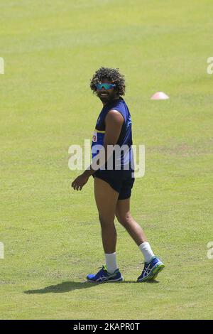 Le cricketer sri lankais Lasith Malinga regarde pendant que ses coéquipiers jouent au football lors d'une séance d'entraînement avant le match de cricket de l'ODI 3rd contre l'Inde au stade international de cricket de Pallekele, Pallekele , Kandy, Sri Lanka le samedi 26 2017 (photo de Thharaka Basnayaka/NurPhoto) Banque D'Images