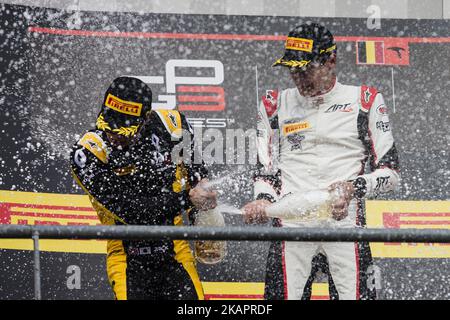 AITKEN Jack de la Grande-Bretagne d'Art Grand Prix Renault Programme des jeunes pilotes et RUSSELL George de la Grande-Bretagne d'Art Grand Prix Mercedes Programme des jeunes pilotes pendant le podium GP3 de la course 1 au circuit de Spa-Francorchamps sur 26 août 2017 à Spa, Belgique. (Photo par Xavier Bonilla/NurPhoto) Banque D'Images