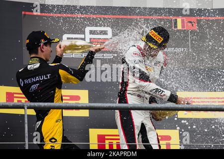 AITKEN Jack de la Grande-Bretagne d'Art Grand Prix Renault Programme des jeunes pilotes et RUSSELL George de la Grande-Bretagne d'Art Grand Prix Mercedes Programme des jeunes pilotes pendant le podium GP3 de la course 1 au circuit de Spa-Francorchamps sur 26 août 2017 à Spa, Belgique. (Photo par Xavier Bonilla/NurPhoto) Banque D'Images