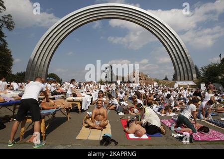 300 masseurs et masseurs ukrainiens effectuent un massage simultané pour tenter de battre le record du monde Guinness pour le massage, près de Friendship of Nations Arch à Kiev, Ukraine, 27 août 2017. Le Registre national des records a enregistré le record de l'Ukraine comme étant 'le plus grand nombre de masseurs, qui exécutent des massages simultanés'. (Photo par STR/NurPhoto) Banque D'Images