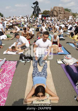 300 masseurs et masseurs ukrainiens effectuent un massage simultané pour tenter de battre le record du monde Guinness pour le massage, près de Friendship of Nations Arch à Kiev, Ukraine, 27 août 2017. Le Registre national des records a enregistré le record de l'Ukraine comme étant 'le plus grand nombre de masseurs, qui exécutent des massages simultanés'. (Photo par STR/NurPhoto) Banque D'Images