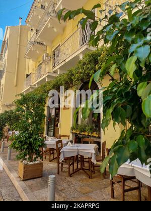 La vue verticale du mobilier extérieur de café côté rue avec des plantes vertes Banque D'Images