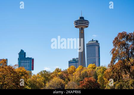 Niagara Falls, Ontario, Canada - octobre. Tour Skylon, feuilles d'érable d'automne sur ciel bleu. Feuillage d'automne à Niagara Falls City. Banque D'Images