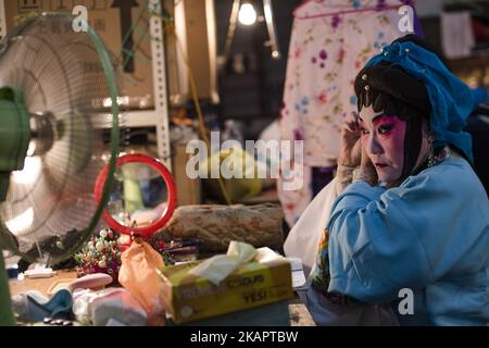 Scènes de coulisses de l'opéra chinois au temple Shen Sze She Yar, Kajang à Kuala Lumpur, Malaisie sur 28 août 2017. Le temple célèbre l'anniversaire de Xian si Shi Ye. (Photo de Chris Jung/NurPhoto) Banque D'Images