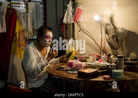 Scènes de coulisses de l'opéra chinois au temple Shen Sze She Yar, Kajang à Kuala Lumpur, Malaisie sur 28 août 2017. Le temple célèbre l'anniversaire de Xian si Shi Ye. (Photo de Chris Jung/NurPhoto) Banque D'Images