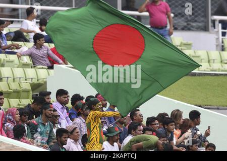 Les fans bangladais applaudissent pendant la deuxième journée du premier match de test entre le Bangladesh et l'Australie au stade national de Shere Bangla sur 28 août 2017 à Mirpur, au Bangladesh. (Photo d'Ahmed Salahuddin/NurPhoto) Banque D'Images