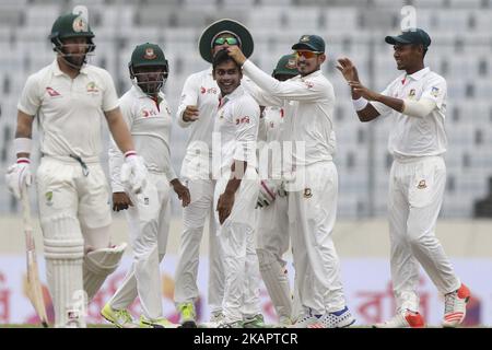 Mehedi Hasan Miraz, au Bangladesh, célèbre avec ses coéquipiers le renvoi de Matthew Wade, en Australie, au cours du deuxième jour du premier match de test entre le Bangladesh et l'Australie au stade national de Shere Bangla sur 28 août 2017 à Mirpur, au Bangladesh. (Photo d'Ahmed Salahuddin/NurPhoto) Banque D'Images