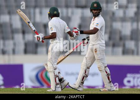 À la fin de la deuxième journée, le batteur bangladais Tamim Iqbal, un veilleur de nuit Taijul Islam, se dirige vers le pavillon au cours du deuxième jour du premier match test entre le Bangladesh et l'Australie au stade national de Shere Bangla sur 28 août 2017 à Mirpur, au Bangladesh. (Photo d'Ahmed Salahuddin/NurPhoto) Banque D'Images