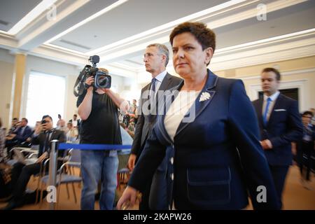 Le 25 août 2017, le PM polonais Beata Szydlo tient une conférence de presse à la Chancellerie avec le Secrétaire général de l'OTAN, Jens Stoltenberg. Monsieur Stoltenberg visitera la présence prolongée de l'OTAN dans la partie nord-est du pays, près de l'exclave russe de Kaliningrad. (Photo de Jaap Arriens/NurPhoto) Banque D'Images