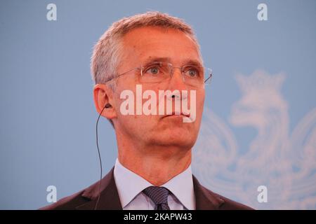 Le 25 août 2017, le PM polonais Beata Szydlo tient une conférence de presse à la Chancellerie avec le Secrétaire général de l'OTAN, Jens Stoltenberg. Monsieur Stoltenberg visitera la présence prolongée de l'OTAN dans la partie nord-est du pays, près de l'exclave russe de Kaliningrad. (Photo de Jaap Arriens/NurPhoto) Banque D'Images