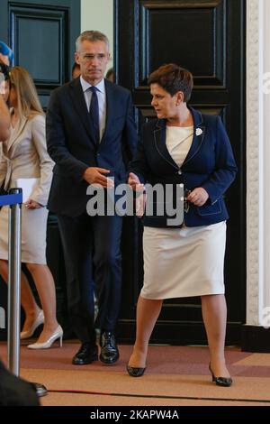 Le 25 août 2017, le PM polonais Beata Szydlo tient une conférence de presse à la Chancellerie avec le Secrétaire général de l'OTAN, Jens Stoltenberg. Monsieur Stoltenberg visitera la présence prolongée de l'OTAN dans la partie nord-est du pays, près de l'exclave russe de Kaliningrad. (Photo de Jaap Arriens/NurPhoto) Banque D'Images