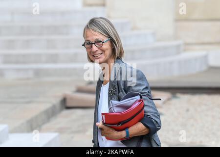 La ministre française de la Culture, Françoise Nyssen, arrive pour une réunion de cabinet au Palais de l'Elysée à Paris, en France, sur 30 août 2017 en présence du ministre allemand des Affaires étrangères, M. Sigmar Gabriel. (Photo de Julien Mattia/NurPhoto) Banque D'Images