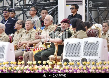 Le roi de Malaisie, Muhammad V(2nd R), et Rosmah Mansor(R), l'épouse du Premier ministre malaisien, Najib Razak, parlent de 31 août 2017 lors des célébrations de la Journée nationale de 60th sur la place de l'indépendance à Kuala Lumpur, en Malaisie. (Photo de Chris Jung/NurPhoto) Banque D'Images