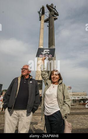 Femme tenant Lech Walesa photo avec l'inscription héros est vu à Gdansk, Pologne sur 31 août 2017. Walesa a déposé des fleurs sous le monument des travailleurs de chantier naval déchus de Gdansk, et sous la porte historique du chantier naval de Gdansk n° 2 à l'occasion du 37th anniversaire des accords d'août. (Photo de Michal Fludra/NurPhoto) Banque D'Images