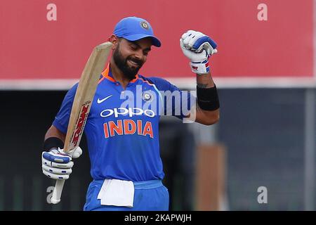 Le capitaine indien de cricket Viré Kohli célèbre après avoir inscrit 100 courses lors du match international de cricket d'une journée 4th entre le Sri Lanka et l'Inde au stade international de cricket R Premadasa à Colombo, au Sri Lanka, jeudi 31 août 2017. (Photo de Thharaka Basnayaka/NurPhoto) Banque D'Images