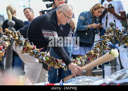 Un homme pose des fleurs devant la statue de la flamme de la liberté pour rendre hommage à la Dame Diana sur 31 août 2017 à Paris, en France. La flamme est plâtrée avec des photos, des fleurs et des messages emblématiques consacrés à l'anniversaire de sa mort en 20th, près du tunnel du Pont de l'Alma où la princesse Diana est décédée dans un accident de voiture sur 31 août 1997.la statue de la flamme de la liberté est devenue le mémorial officieux de Diana, princesse de Galles. (Photo de Julien Mattia/NurPhoto) Banque D'Images